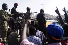 Người biểu tình tập trung bên ngoài trụ sở Bộ Quốc phòng Sudan ở Khartoum ngày 9/4/2019. (Nguồn: AFP/ TTXVN)