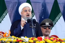 Tổng thống Iran Hassan Rouhani phát biểu tại lễ diễu binh ở Tehran, ngày 22/9. (Ảnh: AFP/TTXVN)