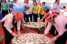 Với một khoảng thời gian nhất định nhiều đội đã cho ra hàng chục chiếc bánh dày vừa tròn, mịn thơm ngon. (Ảnh: Quý Trung/TTXVN)