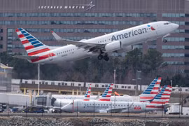 Máy bay Boeing 737 của American Airlines cất cánh từ sân bay quốc gia Ronald Reagan Washington ở Arlington, bang Virginia, Mỹ ngày 11/3. (Nguồn: AFP/TTXVN)