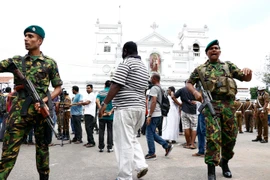 Lực lượng an ninh được triển khai bên ngoài một nhà thờ ở Colombo, Sri Lanka, sau loạt vụ nổ ngày 21/4/2019. Ảnh: THX/ TTXVN