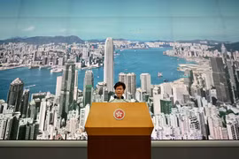 Người đứng đầu Đặc khu Hành chính Hong Kong (Trung Quốc) Lâm Trịnh Nguyệt Nga tại cuộc họp báo ở Hong Kong ngày 15/6. (Ảnh: AFP/TTXVN)