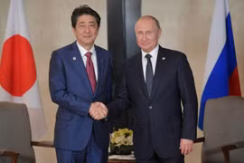 Tổng thống Vladimir Putin (phải) và Thủ tướng Nhật Bản Shinzo Abe (trái). (Nguồn: The Japan Times)