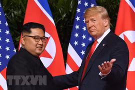 Tổng thống Mỹ Donald Trump (phải) và nhà lãnh đạo Triều Tiên Kim Jong-un tại hội nghị thượng đỉnh ở Singapore ngày 12/6/2018. (Ảnh: AFP/ TTXVN)