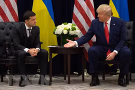 Tổng thống Ukraine Volodymyr Zelensky và người đồng cấp Mỹ Donald Trump. (Ảnh: AFP/TTXVN)