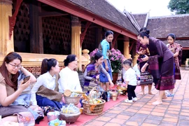 Cả gia đình đủ các thế hệ đang chờ đến lượt để thực hiện để thực hiện các nghi thức tôn giáo trong Bun Okphansa. (Ảnh: Phạm Kiên/TTXVN)