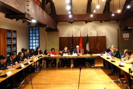 Đoàn đại biểu Quốc hội Việt Nam làm việc với lãnh đạo Vùng Veneto. (Ảnh: Ngự Bình/TTXVN)