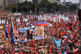 Đông đảo người dân Venezuela tuần hành tại thủ đô Caracas, bày tỏ sự ủng hộ Tổng thống Nicolas Maduro và phản đối sự can thiệp từ bên ngoài vào công việc nội bộ của đất nước, ngày 2/2/2019. (Nguồn: AFP/TTXVN)