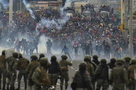 Cảnh sát được triển khai để ngăn chặn người biểu tình quá khích tại Quito, Ecuador(Ảnh: AFP/ TTXVN)