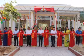 Các đại biểu cắt băng khánh thành Thư viện xanh và Tủ sách Đinh Hữu Dư tại Trường THCS Đức Thành (Nghệ An). (Ảnh: Nguyễn Oanh/TTXVN)