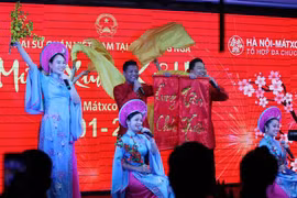 Tiết mục múa hát “Xuân đã về” mở màn chương trình nghệ thuật “Mừng Xuân Kỷ Hợi 2019” tại Nga. (Nguồn: Hồng Quân/TTXVN)