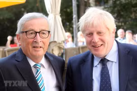 Thủ tướng Anh Boris Johnson (phải) trong cuộc gặp Chủ tịch Ủy ban châu Âu Jean-Claude Juncker tại Luxembourg ngày 16/9/2019. (Ảnh: AFP/TTXVN)