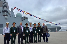 Phó Tổng Tham mưu trưởng Quân đội nhân dân Việt Nam Nguyễn Tân Cương và đoàn thăm chiến hạm Đô đốc Kasatonov. (Ảnh: Hồng Quân/TTXVN)