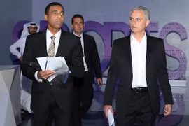 Jose Mourinho (phải) ngầm ám chỉ mô hình của Manchester United khó duy trì trong bóng đá hiện đại. (Nguồn: beIN SPORTS)