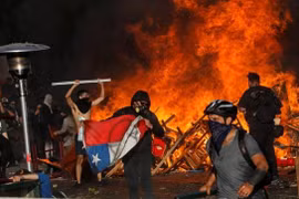 Bạo loạn tại Chile. (Nguồn: The Guardian)