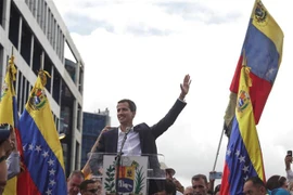 Chủ tịch Quốc hội do phe đối lập nắm quyền kiểm soát Juan Guaido chính thức tuyên bố nắm quyền điều hành đất nước với tư cách là “Tổng thống lâm thời” trong cuộc tuần hành phản đối Chính phủ tại thủ đô Caracas ngày 23/1/2019. (Nguồn: AFP/TTXVN)