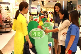 Người dân Thái Lan tìm hiểu các mặt hàng của Việt Nam. (Ảnh: Ngọc Quang/TTXVN)