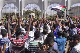 Người biểu tình Sudan tập trung bên ngoài trụ sở Bộ Quốc phòng ở thủ đô Khartoum ngày 6/4/2019. (Nguồn: AFP/TTXVN)
