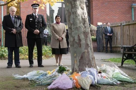 Thủ tướng Anh Boris Johnson, Cảnh sát trưởng hạt Essex Ben-Julian Harrington và Bộ trưởng Nội vụ Anh Priti Patel (phải) tưởng niệm các nạn nhân thiệt mạng trong xe công-ten-nơ được tìm thấy ở thị trấn Grays, hạt Essex, ngày 28/10/2019. (Ảnh: AFP/TTXVN)
