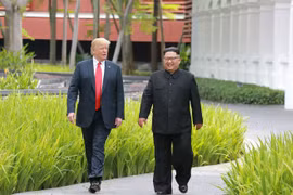 Chủ tịch Triều Tiên Kim Jong-un (phải) và Tổng thống Mỹ Donald Trump tại Hội nghị thượng đỉnh Mỹ-Triều lần thứ nhất ở Singapore ngày 12/6/2018. (Nguồn: AFP/ TTXVN)