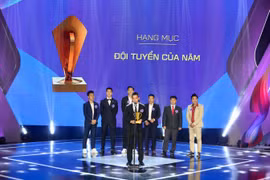 Đội trưởng Văn Quyết (đứng đầu) phát biểu trong phần trao giải đội tuyển của năm. (Nguồn: VTV)