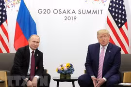 Tổng thống Mỹ Donald Trump người đồng cấp Nga Vladimir Putin tại cuộc gặp ở Osaka, Nhật Bản ngày 28/6. (Ảnh: THX/TTXVN)