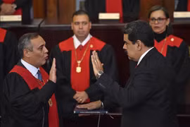 Tổng thống Venezuela Nicolas Maduro (phải, phía trước) tuyên thệ nhậm chức trước Chánh án Tòa án Công lý Tối cao Maikel Moreno (trái, phía trước) tại Caracas ngày 11/1/2019. (Nguồn: AFP/TTXVN)