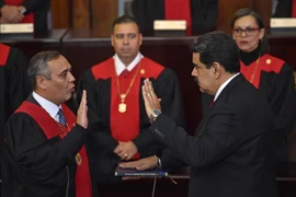 Tổng thống Venezuela Nicolas Maduro (phải, phía trước) tuyên thệ nhậm chức trước Chánh án Tòa án Công lý Tối cao Maikel Moreno (trái, phía trước) tại Caracas ngày 11/1/2019. (Nguồn: AFP/TTXVN)