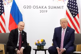 Tổng thống Mỹ Donald Trump người đồng cấp Nga Vladimir Putin tại cuộc gặp ở Osaka, Nhật Bản ngày 28/6. (Ảnh: THX/TTXVN)