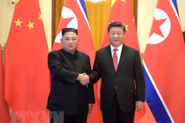 Chủ tịch Trung Quốc Tập Cận Bình (phải) trong cuộc gặp nhà lãnh đạo Triều Tiên Kim Jong-un tại Bắc Kinh ngày 8/1/2019. (Nguồn: THX/TTXVN)