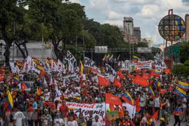Người dân tham gia tuần hành ủng hộ Tổng thống Venezuela Nicolas Maduro tại Caracas ngày 12/9/2019. (Nguồn: AFP/TTXVN)