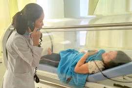 Công nhân ngộ độc amoniac đang được chạy oxy cao áp ở Bệnh viện Bà Rịa..