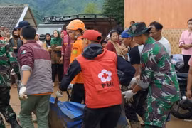 Công tác tìm kiếm những người mất tích tại Indonesia. (Nguồn: Pojoksatu)