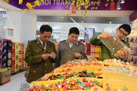 Đoàn kiểm tra liên ngành an toàn thực phẩm Yên Bái kiểm tra các trung tâm mua sắm trên địa bàn. (Nguồn: Đinh Thùy/TTXVN)