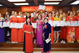 Các Hội viên tiêu biểu nhận Giấy khen của Tổng Lãnh sự. (Nguồn: Xuân Tuấn/Hoài Nam)