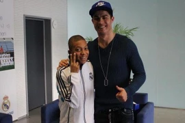 Kylian Mbappe (trái) là một cổ động viên của Real Madrid từ thuở bé. (Nguồn: Najia)