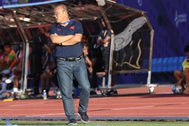 Huấn luyện viên Park Hang-seo chỉ đạo đội Việt Nam. (Ảnh: Hoàng Linh/TTXVN)