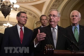 Nghị sỹ Cộng hòa Mitch McConnell (giữa). (Nguồn: AFP/TTXVN)