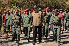 Tổng thống Venezuela Nicolas Maduro (giữa) thăm trụ sở của Lực lượng Phòng vệ quốc gia Bolivar ở Macarao, Caracas, ngày 1/2/2019. (Nguồn: AFP/TTXVN)