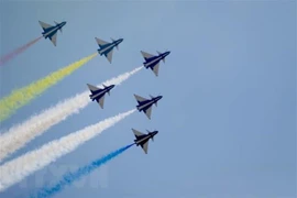 Đội bay nhào lộn trên không Bayi của Trung Quốc bay biểu diễn tại triển lãm hàng không Chu Hải ngày 7/11/2018. (Ảnh: THX/TTXVN)