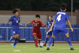 Các cầu thủ nữ Thái Lan đang bao vây một cầu thủ Việt Nam. (Nguồn: Hoàng Linh/TTXVN)