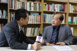 Giáo sư-Tiến sỹ quan hệ quốc tế Lee Woong-Hyeon (phải), Chủ tịch Viện Nghiên cứu Địa chính trị Hàn Quốc, Giảng viên trường Đại học Hàn Quốc trả lời phỏng vấn phòng viên TTXVN. (Nguồn: TTXVN)