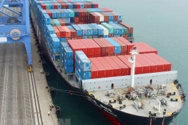 Tàu chở hàng neo tại cảng ở Busan, Hàn Quốc. (Ảnh: EPA/TTXVN)