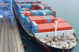 Tàu chở hàng neo tại cảng ở Busan, Hàn Quốc. (Ảnh: EPA/TTXVN)
