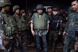 Tổng thống Philippines Rodrigo Duterte cùng các thành viên của lực lượng an ninh. (Nguồn: sunstar.com.ph)