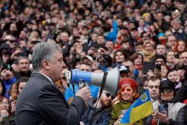 Ông Poroshenko vận động các cử tri Ukraine. (Nguồn: FP)