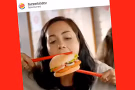 Quảng cáo dùng đũa ăn bánh của Burger King. (Nguồn: Instagram Burger King)
