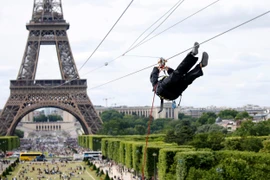 Trò chơi mạo hiểm đu dây từ trên tháp Eiffel xuống mặt đất. (Nguồn: Metro)