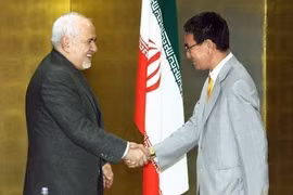 Ngoại trưởng Nhật Bản Taro Kono (phải) và Ngoại trưởng Iran Mohammad Javad Zarif (trái) tại cuộc gặp ở Yokohama, Nhật Bản, ngày 27/8. (Ảnh: Kyodo/TTXVN)