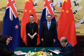 Lãnh đạo New Zealand và Trung Quốc chứng kiến việc ký kết các văn bản. (Nguồn: Stuff nz)